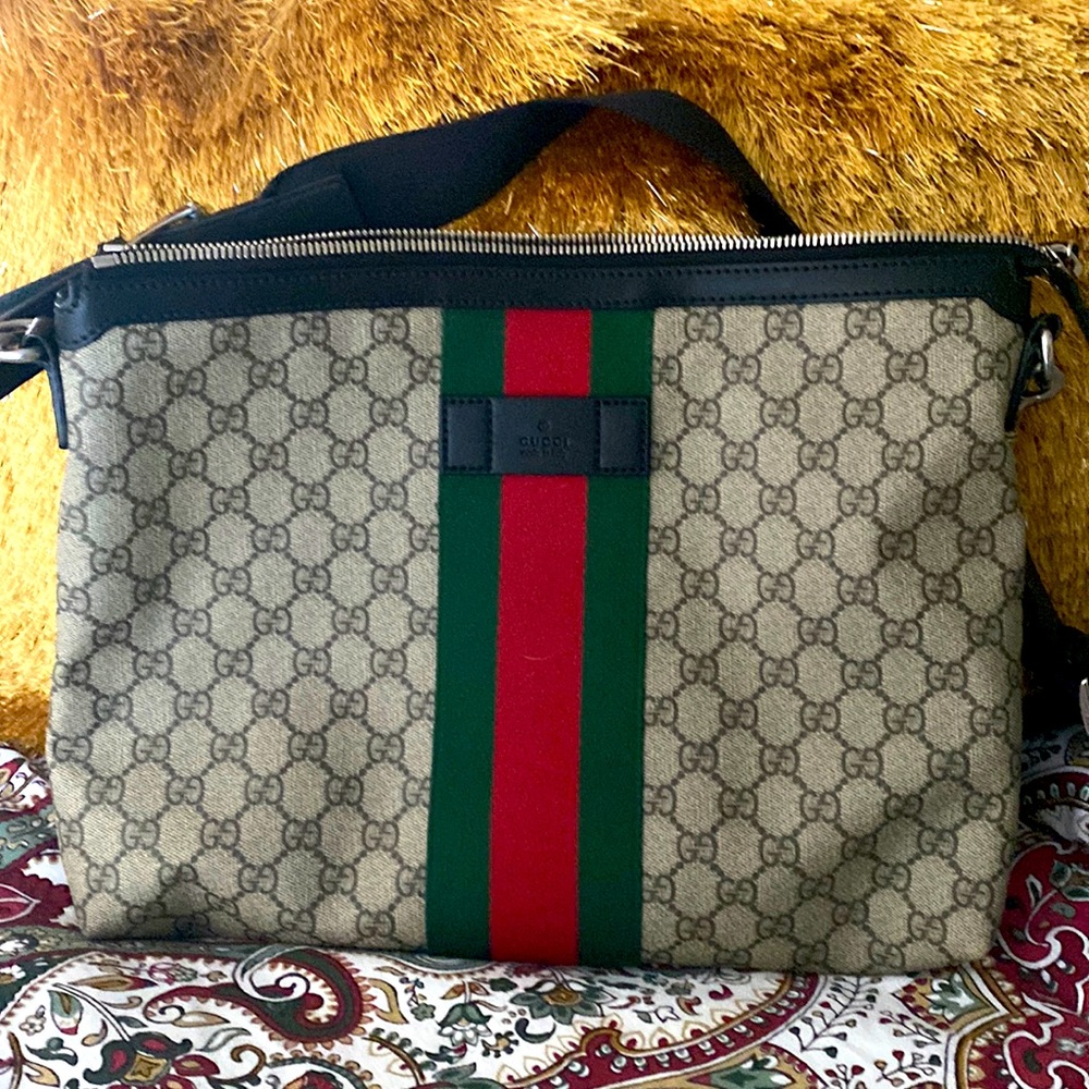 Unisex Gucci Crossbody.